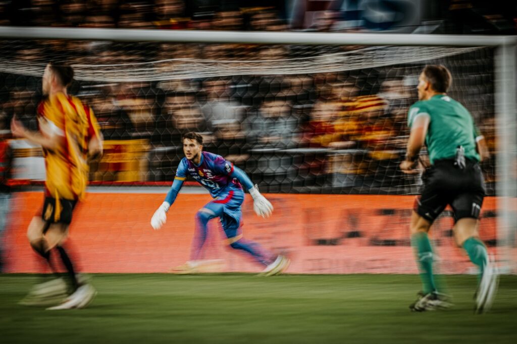 Nacho Miras, doelman van KV Mechelen in actie tijdens een wedstrijd.